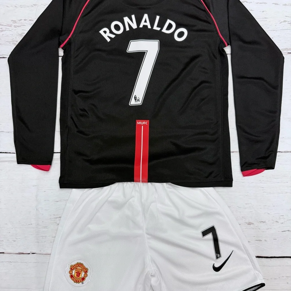 Kids Ronaldo Youth Retro Black Jersey Soccer Kits (Jersey + Shorts) LARGE (28) - Picture 2 of 7